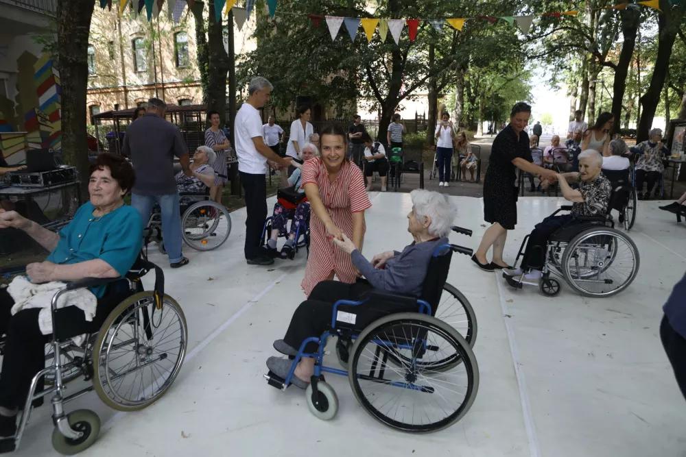 27.8.2026 - DSO Tabor - dom upokojencev - starost - dolgotrajna oskrba - sosedsko druženje in ples pod kro&scaron;njami v parku Tabor Foto: Luka Cjuha