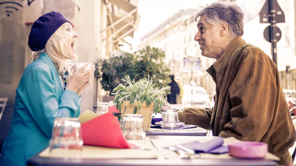 Senior couple having a coffee in a bar / Foto: Oneinchpunch