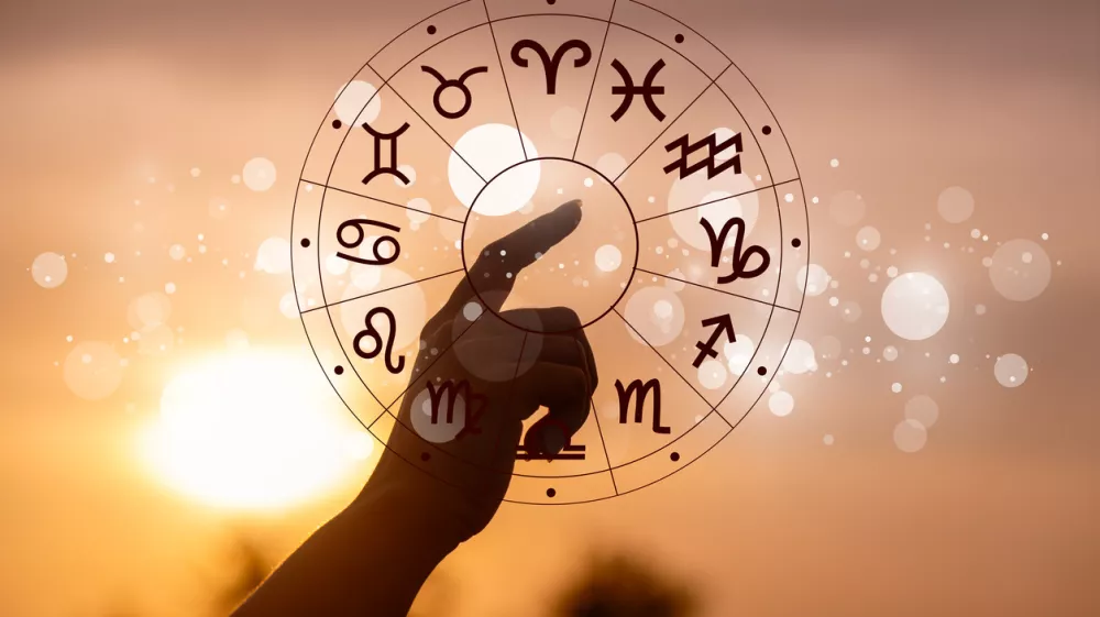 Zodiac signs, astrology and horoscopes concepts. Zodiac signs inside of horoscope circle. Astrology in the sky with many stars and moons astrology and horoscopes concept / Foto: Sarayut Getty Images