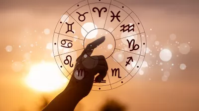 Zodiac signs, astrology and horoscopes concepts. Zodiac signs inside of horoscope circle. Astrology in the sky with many stars and moons astrology and horoscopes concept / Foto: Sarayut Getty Images