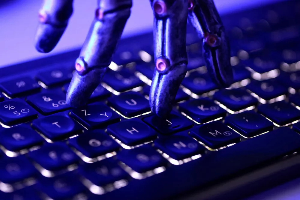 FILE PHOTO: A keyboard and a robotic hand in this illustration taken June 5, 2026. REUTERS/Dado Ruvic/Illustration/File Photo / Foto: Dado Ruvic