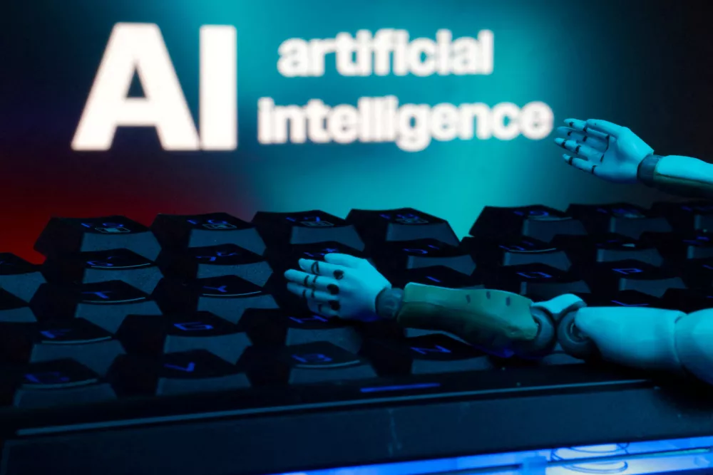 FILE PHOTO: A message reading "AI artificial intelligence", a keyboard, and robot hands are seen in this illustration taken January 27, 2025. REUTERS/Dado Ruvic/Illustration/File Photo / Foto: Dado Ruvic