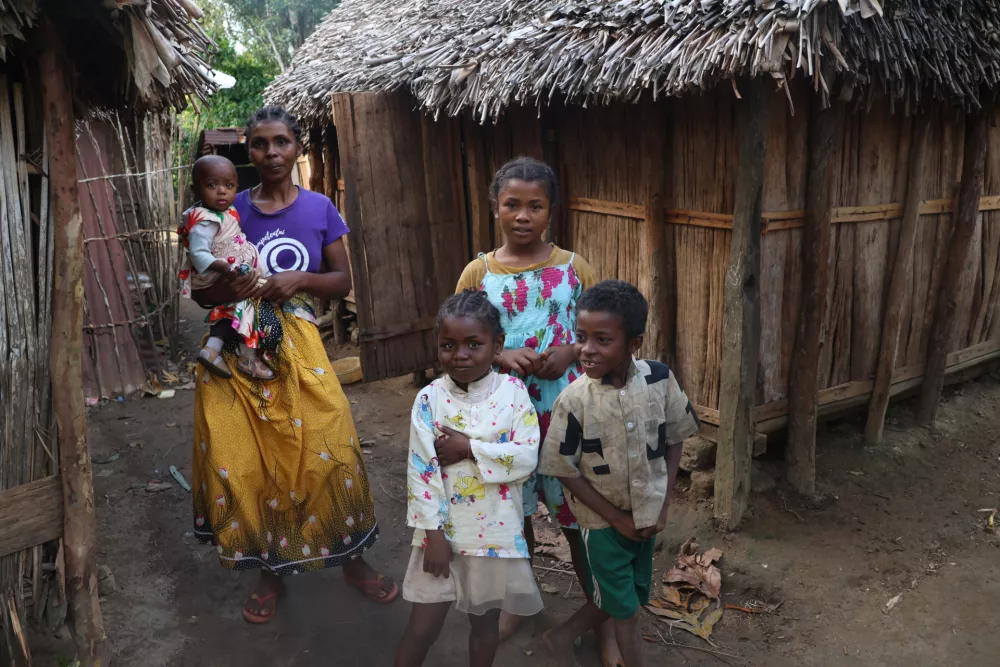 Družine na Madagaskarju so vključene v program Z delom do dostojnega življenja. / Foto: Jana Lampe