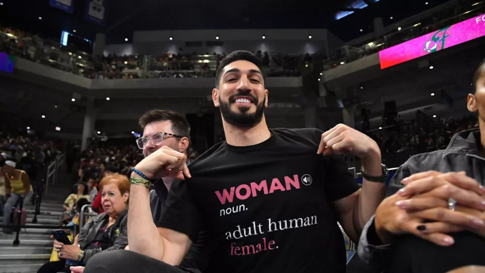 FILE PHOTO: Aug 23, 2026; Chicago, Illinois, USA; Turkish-American former basketball player and human rights activist Enes Kanter Freedom is seen prior to a game between the Indiana Fever and the Chicago Sky at Wintrust Arena. Mandatory Credit: Patrick Gorski-Imagn Images/File Photo / Foto: Patrick Gorski