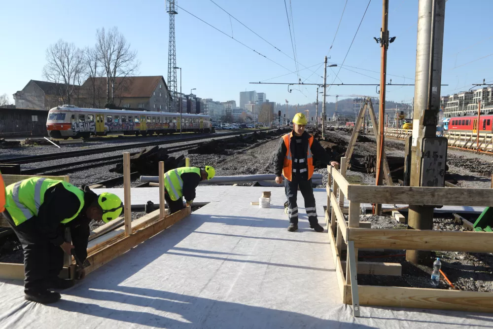 10.12.2025 - Želežni&scaron;ka postaja Ljubljana - nova začasna ureditev - nov začasni peronFoto: Luka Cjuha