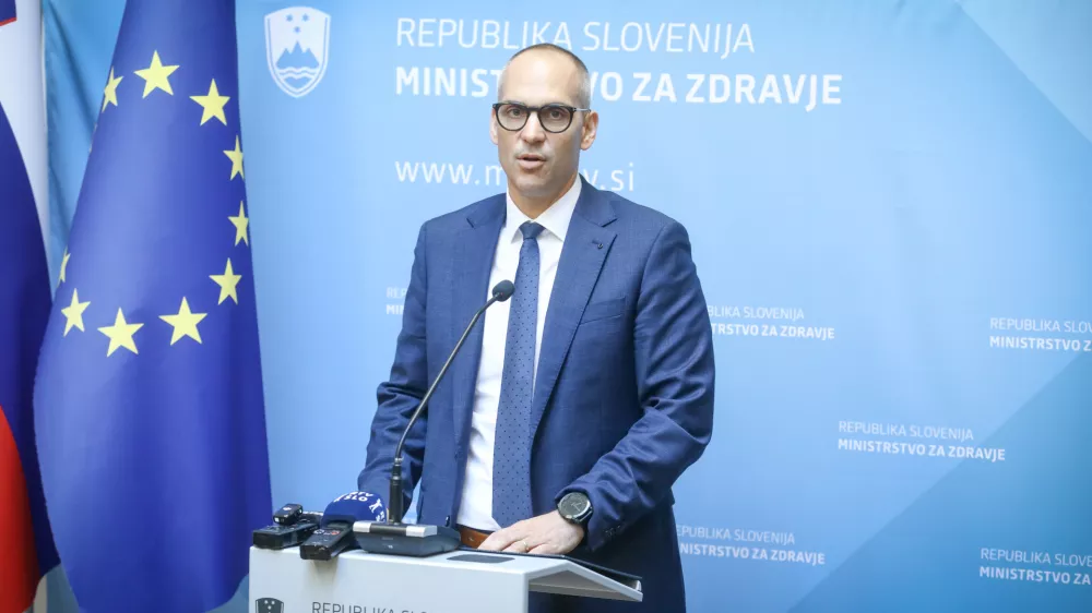 Odprli pipico za ortopede: kar je Golobova vlada omejila, je Jan&scaron;eva odpravila