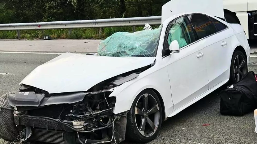 V trčenju avta v tovornjak na primorski avtocesti je umrla 74-letna ženska ter njuna &scaron;tiri in enajst let stara vnuka. 