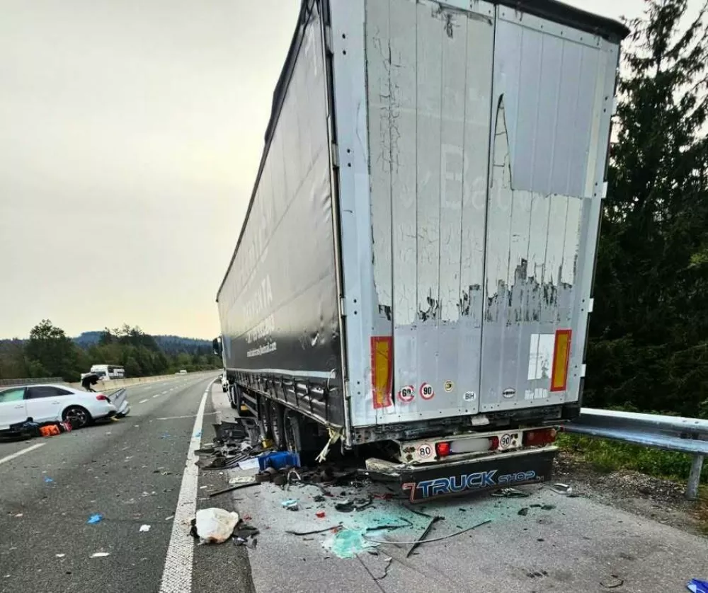 V trčenju avta v tovornjak na primorski avtocesti so umrli 74-letna ženska ter njena &scaron;tiri in enajst let stara vnuka. 