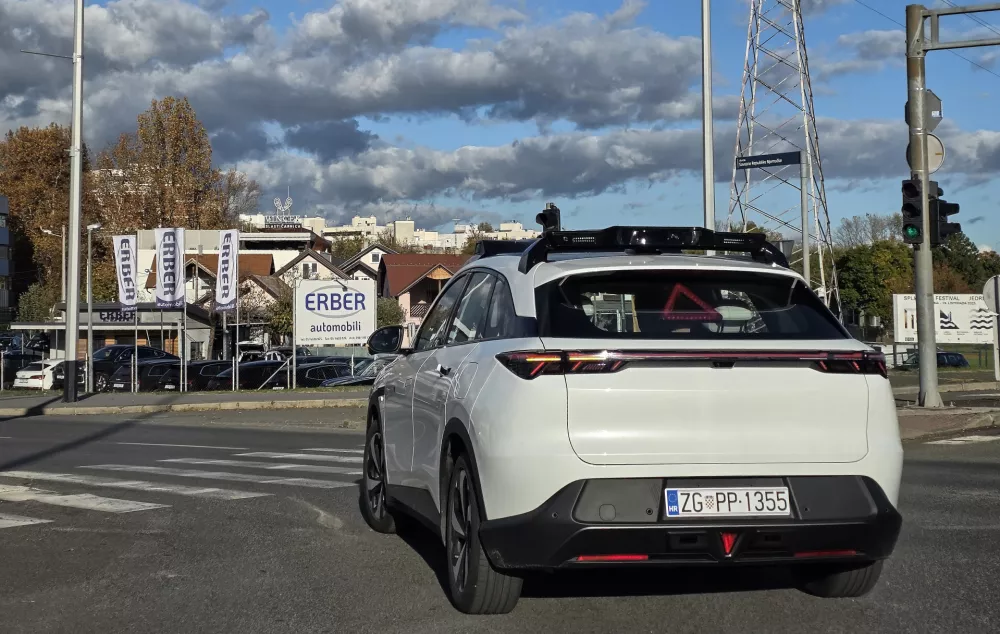 03.11.2025. Zagreb - Testno vozilo tvrtke PROJECT 3 MOBILITY ovih dana vozi ulicama Novog Zagreba u autonomnom rezimu voznje. Projekt predstavlja jedan od prvih koraka prema uvodjenju ROBO taxija u Hrvatskoj. Iza tvrtke PROJECT 3 MOBILITY stoji poznati inovator i poduzetnik Mate Rimac, a cilj projekta je razviti napredni sustav autonomnog javnog prijevoza Photo: Pixsell/PIXSELL