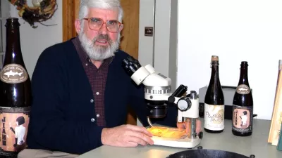 Patrick McGovern z vzorcem Midasove pijače. F Wikimedia Commons