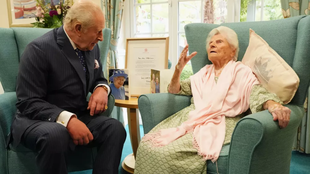 FILE - Britain's King Charles III meets the world's oldest person, 116-year-old Ethel Caterham, in Lightwater, England, Sept. 20, 2025. Ms Caterham is celebrating her 117th birthday on Friday Aug. 21, 2026. (Jonathan Brady/PA via AP, File) / Foto: Jonathan Brady