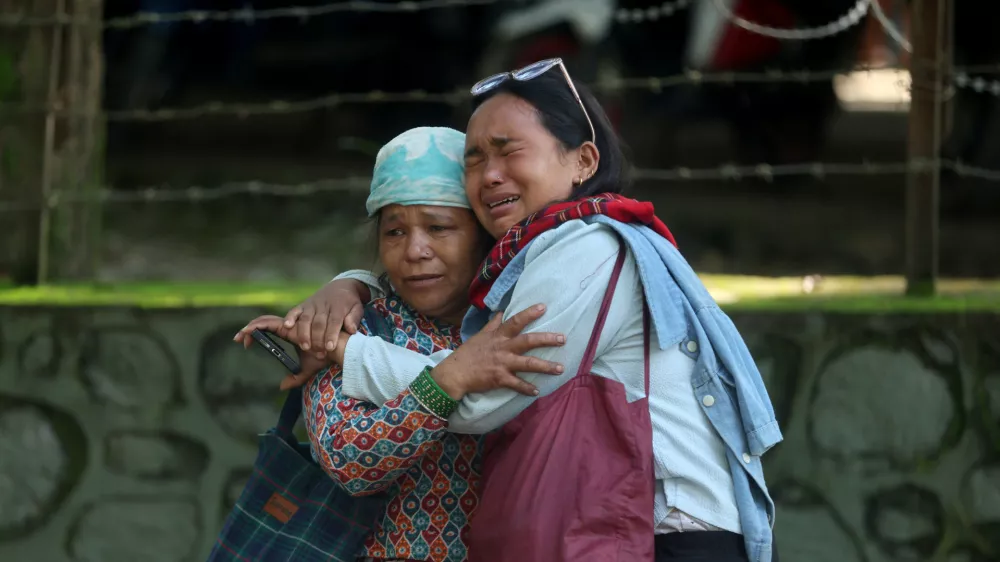 Matti Maya Tamang po tem, ko je srečala &scaron;e prijateljico, za katero je prav tako mislila, da je umrla v tragediji. / Foto: Reuters