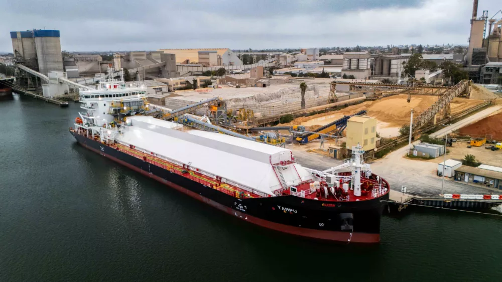 MV Yampu, delno električna tovorna ladja