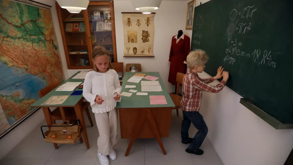 (REPORTAŽA) Nekoč bosi, danes z ble&scaron;čečimi zvezki: prvi &scaron;olski dan skozi čas