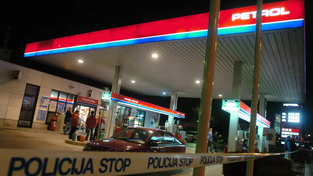 oborožen rop črpalke Petrol - bencinski servis na Celov&scaron;ki cesti v Ljubljani, //FOTO: Matej Pov&scaron;eOPOMBA: ZA OBJAVO V ČASOPISU DNEVNIK