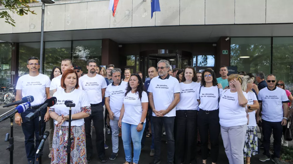 1.9.2026 - referendum - predstavniki sindikatov bodo oddali svoje podpise v podporo referendumu o zakonu o interventnih ukrepih za razvoj Slovenije; pred stavbo upravne enote Ljubljana, Linhartova cestaFoto: Luka Cjuha