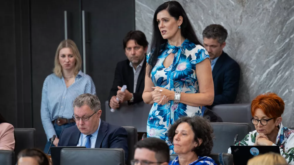 Ljubljana, DZ.Izredna seja DZ z obravnavo liste kandidatk in kandidatov za ministrice in ministre vlade ter mandatno-volilne zadeve.Poslanka Svobode Janja Sluga.