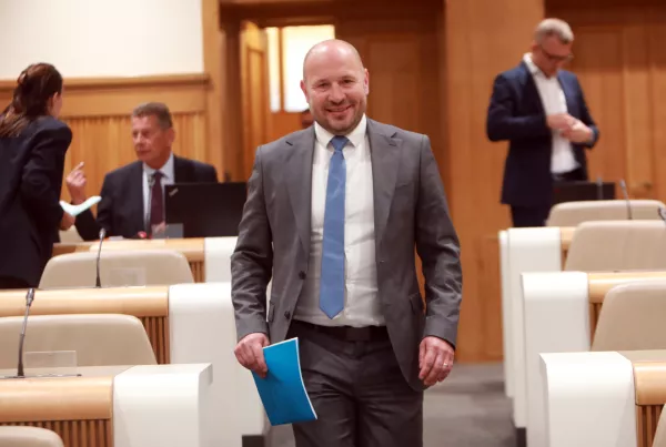Od velikih napovedi do nižje tro&scaron;arine: Vrtovčev interventni zakon obstal pred vlado