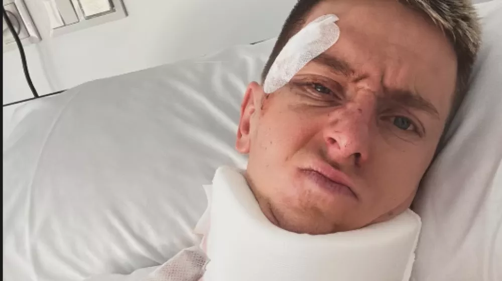 Tadej Pogačar se je oglasil iz bolni&scaron;nične postelje z borbenim sporočilom, potem ko je v soboto na 8. etapi Dirke po &Scaron;paniji utrpel hude po&scaron;kodbe pri padcu.