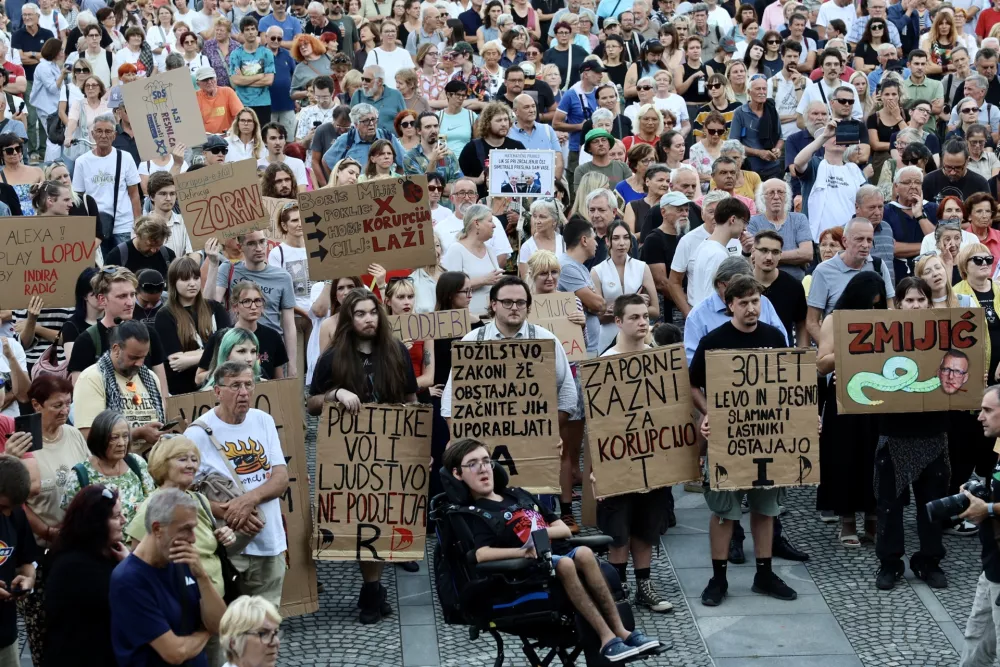 (VIDEO in FOTO) Protivladni protest: za odstop Mijiča in trojni "ne" na referendumu