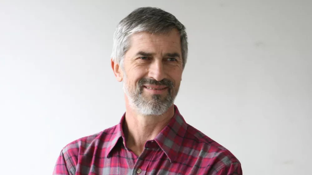 Andrej Velkavrh, meteorolog - vremenoslovec in dolgoletni televizijski napovedovalec vremena, prognostik v Uradu za meteorologijo pri ARSO - Agencija RS za okolje, kolumnist- Dnevnik 2016 - portreti za komentarje in kolumne - kolumnisti - novinarji//FOTO: Toma? Skale