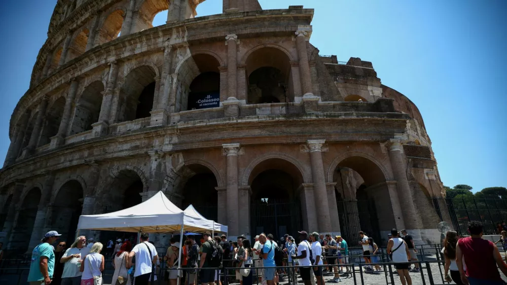 FILE PHOTO: Tourists queue under the sun outside the Colosseum during hot weather in Rome, Italy, June 20, 2026. REUTERS/Guglielmo Mangiapane/File Photo