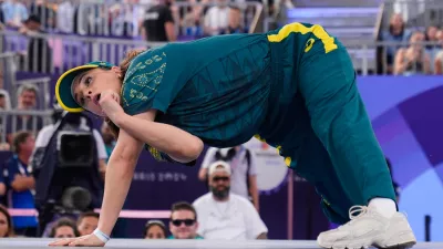 FILE - Australia's Rachael Gunn, known as B-Girl Raygun, competes during the Round Robin Battle at the breaking competition at La Concorde Urban Park at the 2024 Summer Olympics, on Aug. 9, 2024, in Paris, France. (AP Photo/Frank Franklin, File) / Foto: Frank Franklin Ii