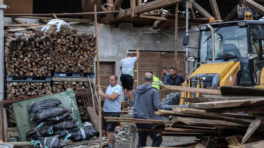 - 11.06.2026 - neurje in močan veter je povzročil ogromno gmotne &scaron;kode v Komendi in Klancu pri Komendi//FOTO: Jaka Gasar