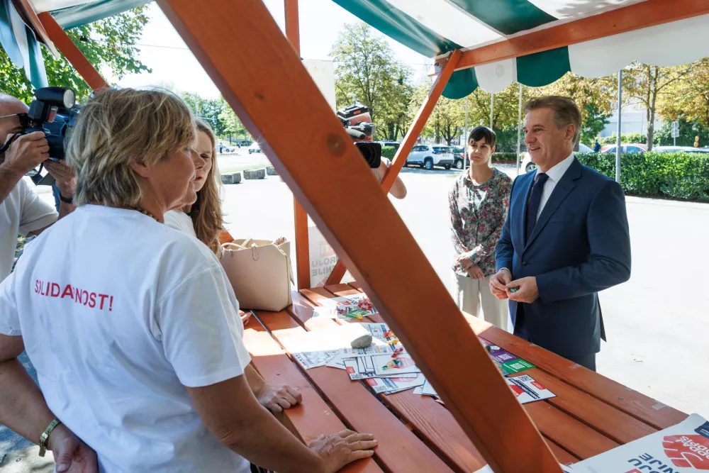 Ljubljana, pred Upravno enoto Ljubljana.Predsednik Gibanja Svoboda Robert Golob bo skupaj s poslancema Svobode Martinom Premkom in Saro Zibrat oddal podpis za razpis referenduma o interventnem zakonu.