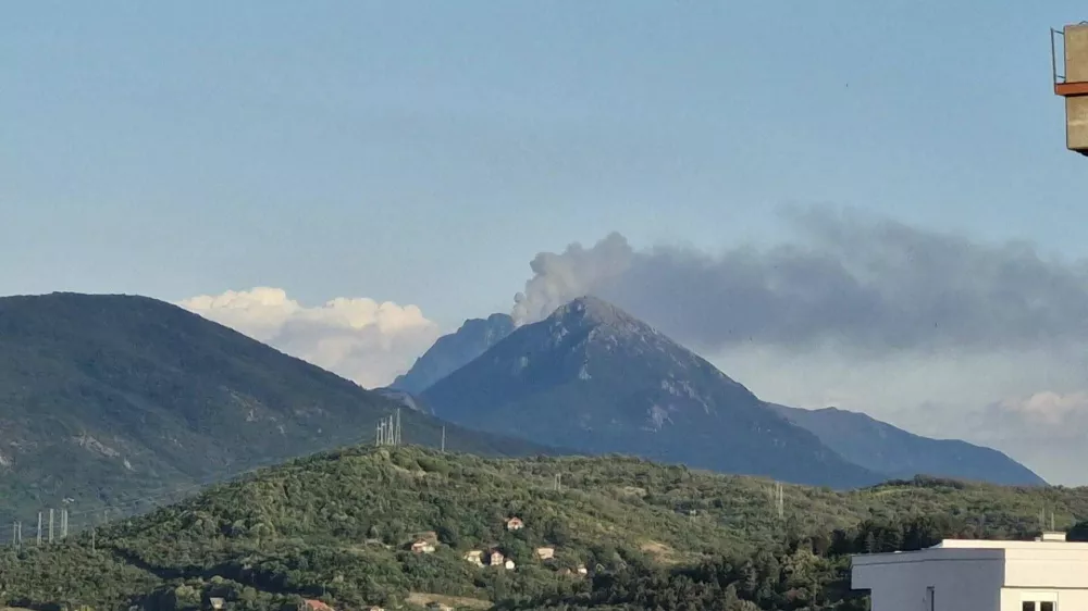Požar je viden tudi iz bližnjega Ni&scaron;a. Foto: zajem zaslona