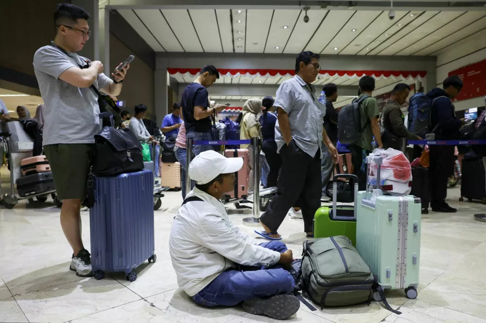 Stranded passengers wait at check-in area as Soekarno Hatta International Airport closed its operations due to the eruption of the Mount Anak Krakatau volcano, in Tangerang, near Jakarta, Indonesia, September 6, 2026. REUTERS/Ajeng Dinar Ulfiana