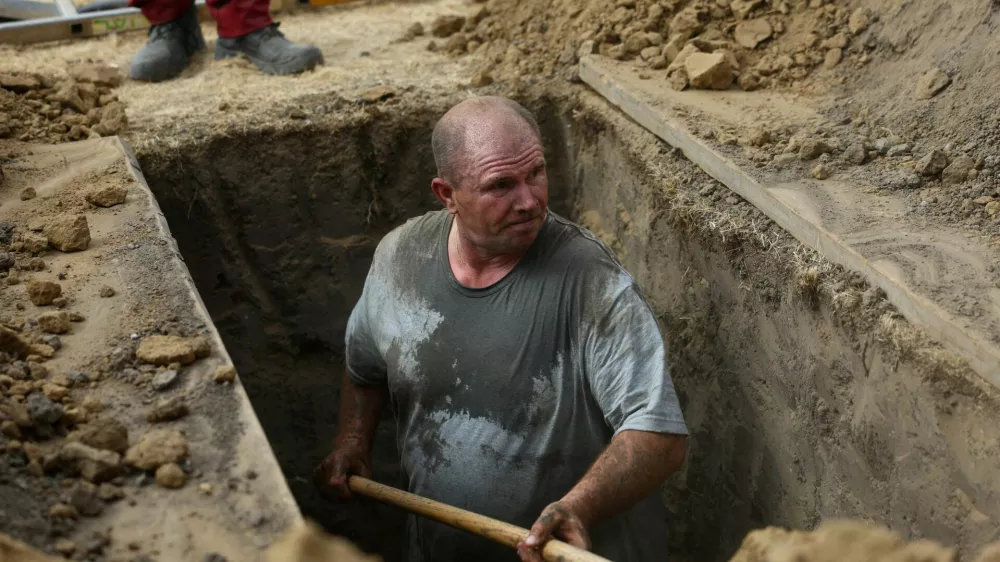 A gravedigger competes during a grave digging international championship in Nyergesujfalu, Hungary, September 5, 2026. REUTERS/Bernadett Szabo