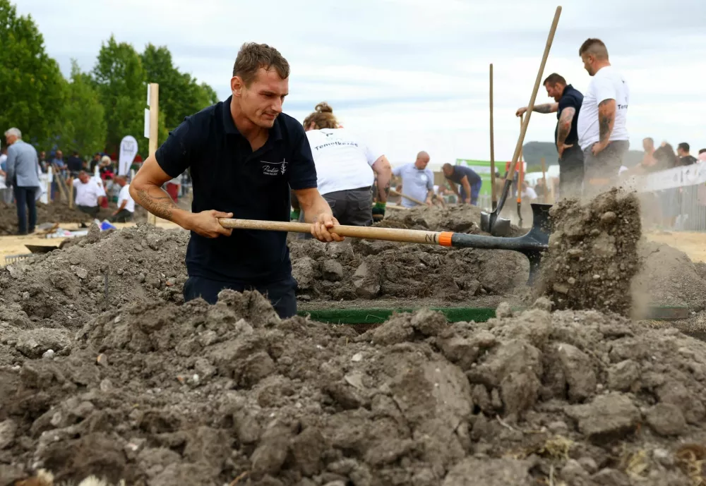 Gravediggers compete during a grave digging international championship in Nyergesujfalu, Hungary, September 5, 2026. REUTERS/Bernadett Szabo