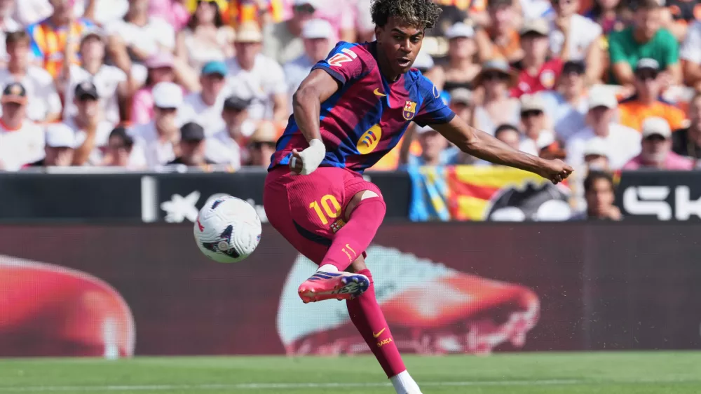 Barcelona's Lamine Yamal shoots the ball in an attempt to score during the Spanish La Liga soccer match between Valencia and Barcelona in Valencia, Spain, Sunday, Sept. 6, 2026. (AP Photo/Alberto Saiz)