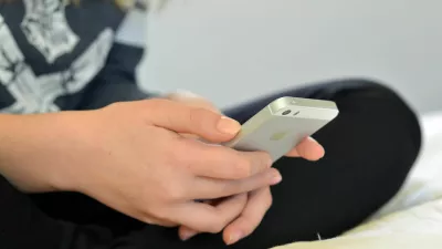 Dekle s telefonom