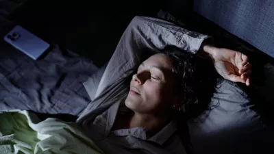 Calm and content woman immersed in sweet dream, she using favorite pose to sleep in comfortable bed during whole night / Foto: Annastills Getty Images