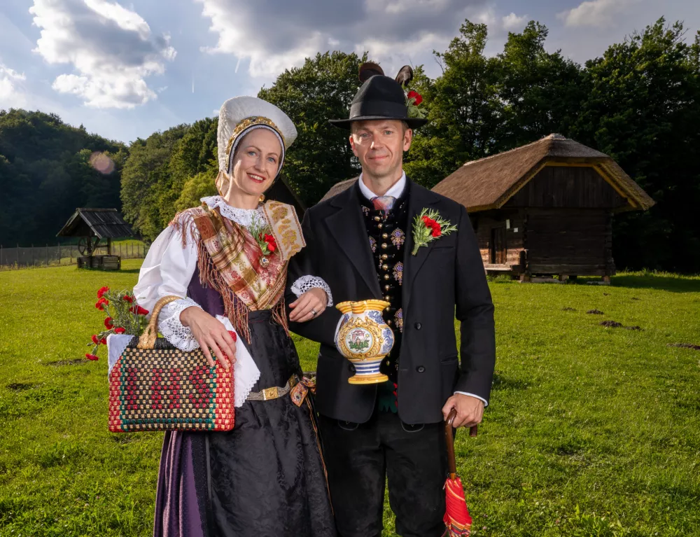 Od gledalcev do obrazov povorke: Sandra in Miha tradicijo živita tudi doma