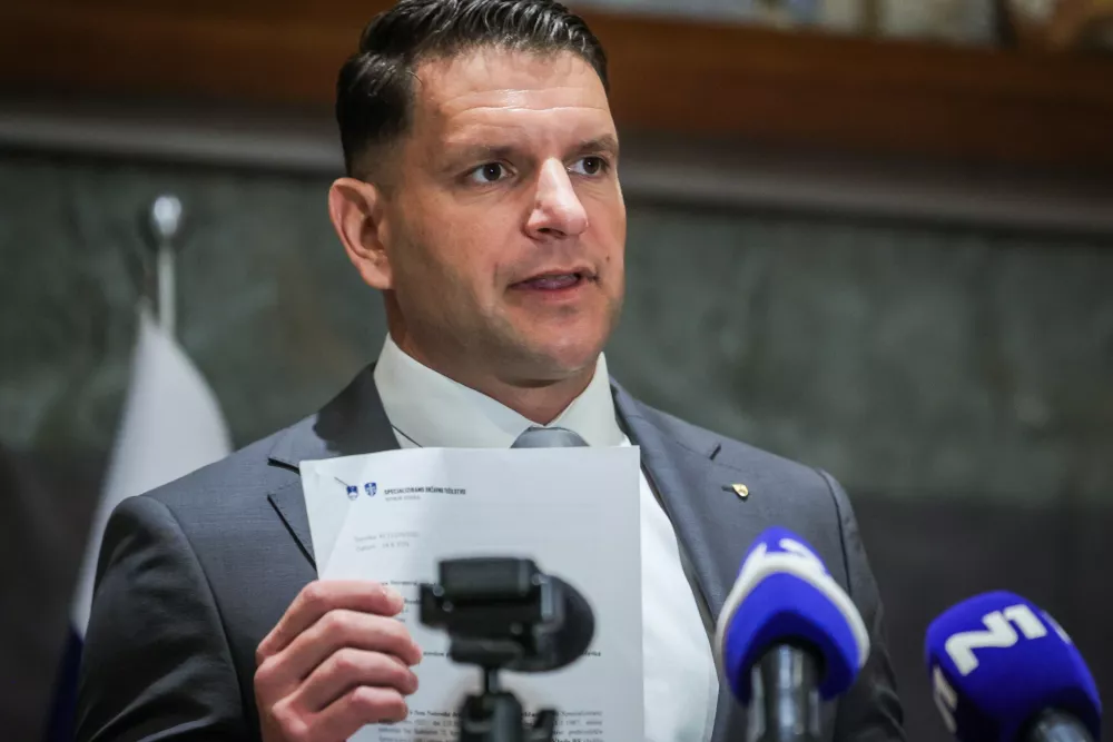 Ljubljana, DZ.Izredna seja DZ, na kateri so obravnavali zahtevo Specializiranega drzavnega tozilstva za odlocitev o dovoljenju za zacetek kazenskega postopka zoper poslanca Svobode Roberta Goloba v zadevi Bobnar.Izjava za medije predsednika DZ Zorana Stevanovica.