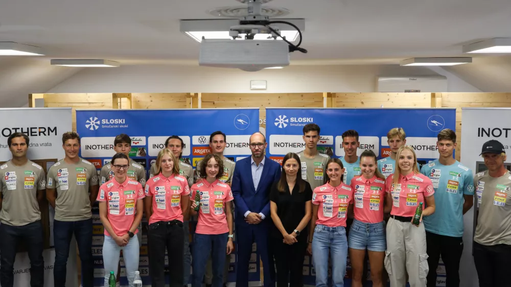 - Podpis sponzorske pogodbe maed Smučarsko zvezo in podjetjem Inotherm d.o.o.- Luka Steiner,- Nina &Scaron;enk Kosem, direktorica podjetja Inotherm d.o.o.- 07.09.2026. - Tiskovna konferenca smučarjev in smučark skakalk pred začetkom sezone v smučarskih skokih in poletih.