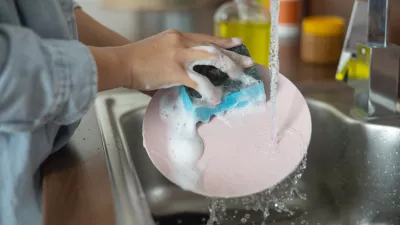 Close up of female hands cleaning a dirty plate / Foto: Yacobchuk
