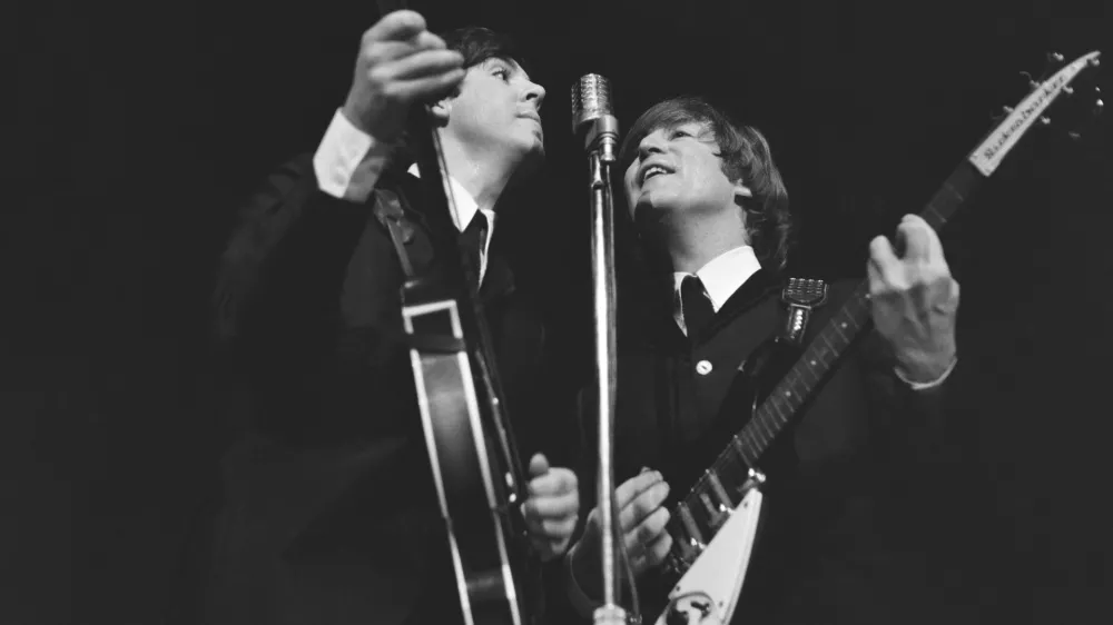 Paul McCartney in John Lennon &scaron;e v časih, ko so bili The Beatles srečna družina. Kasneje sta drug drugega napadala tudi preko besedil v pesmih. F Getty Images