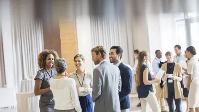 Mnogi ljudje najprej preberejo prostor, v katerem se nahajajo. / Foto: Istock