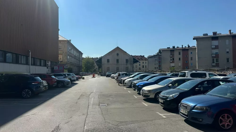 Presenečeni in jezni: oderu&scaron;kih 8 evrov za slabo uro parkiranja v Ljubljani