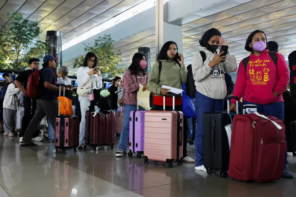 Passengers stand in line at the check-in area as Soekarno-Hatta International Airport reopened following the eruption of Mount Anak Krakatau, in Tangerang, near Jakarta, Indonesia, September 8, 2026. REUTERS/Ajeng Dinar Ulfiana