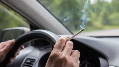 Kajenje za volanom je lahko nevarno, v prisotnosti mladoletne osebe v avtomobilu pa tudi prepovedano. 