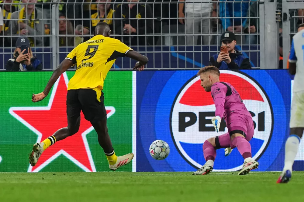 Dortmund's Serhou Guirassy, left, misses to score past Villarreal's goalkeeper Peter Gulacsi during the Champions League opening phase soccer match between Borussia Dortmund and Villarreal in Dortmund, Germany, Tuesday, Sept. 8, 2026. (AP Photo/Martin Meissner)