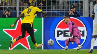 Dortmund's Serhou Guirassy, left, misses to score past Villarreal's goalkeeper Peter Gulacsi during the Champions League opening phase soccer match between Borussia Dortmund and Villarreal in Dortmund, Germany, Tuesday, Sept. 8, 2026. (AP Photo/Martin Meissner)