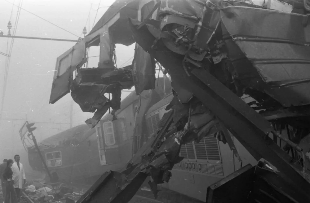 Trčenje vlakov na železni&scaron;ki postaji Preserje, 20. 9. 1976 / Foto: Marjan Ciglič/hrani Muzej Novej&scaron;e Zgodovine Slovenije