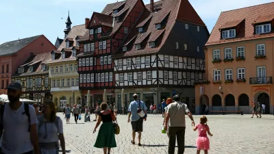 FILE PHOTO: A general view of the historical central plaza with its historic half-timbered construction in Quedlinburg, Saxony-Anhalt, Germany, August 4, 2026. Studies suggest the AfD's rise is fuelled by a lingering sense of economic disadvantage, 36 years after East and West Germany united, and of neglect by a political establishment still largely rooted in the West. REUTERS/Lisi Niesner/File Photo / Foto: Lisi Niesner