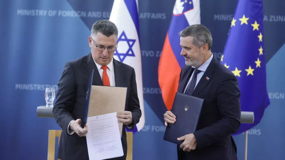 Veselje diplomatov in protesti civilne družbe ob odprtju veleposlani&scaron;tva